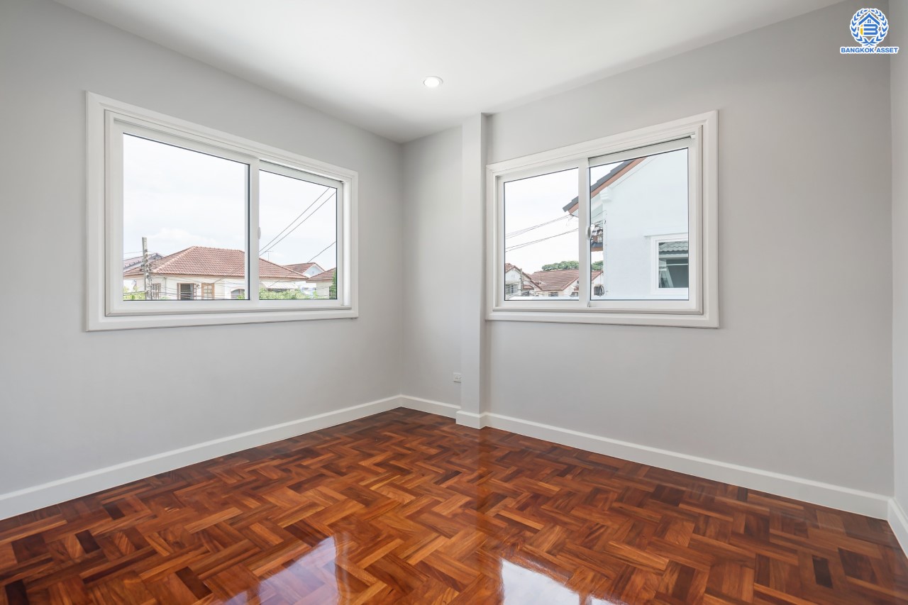 บ้านมือสองตกแต่งใหม่ คุณภาพแบรนด์ LH ม.ชลลดา บางบัวทอง เนื้อที่ 62 ตร.ว. ตกแต่งหรูหรา ฟังก์ชันจัดเต็ม 3 ห้องนอน 2 ห้องน้ำ จอดรถได้ 2 คัน พร้อม Facilities ครบ! บนทำเลคุณภาพ เชื่อมต่อได้หลายเส้นทาง ใกล้เซ็นทรัลเวสต์เกต และรถไฟฟ้า "สถานีบางพลู"